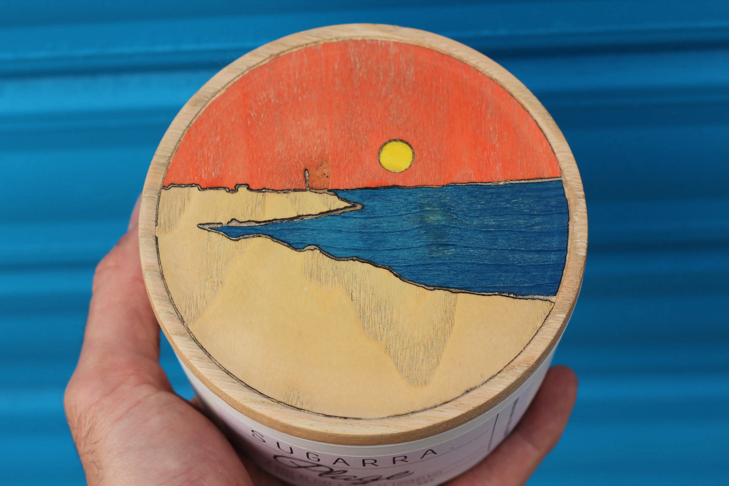 Bougie artisanale parfumée "Plage" avec couvercle en placage bois teinté - 350 g Sugarra