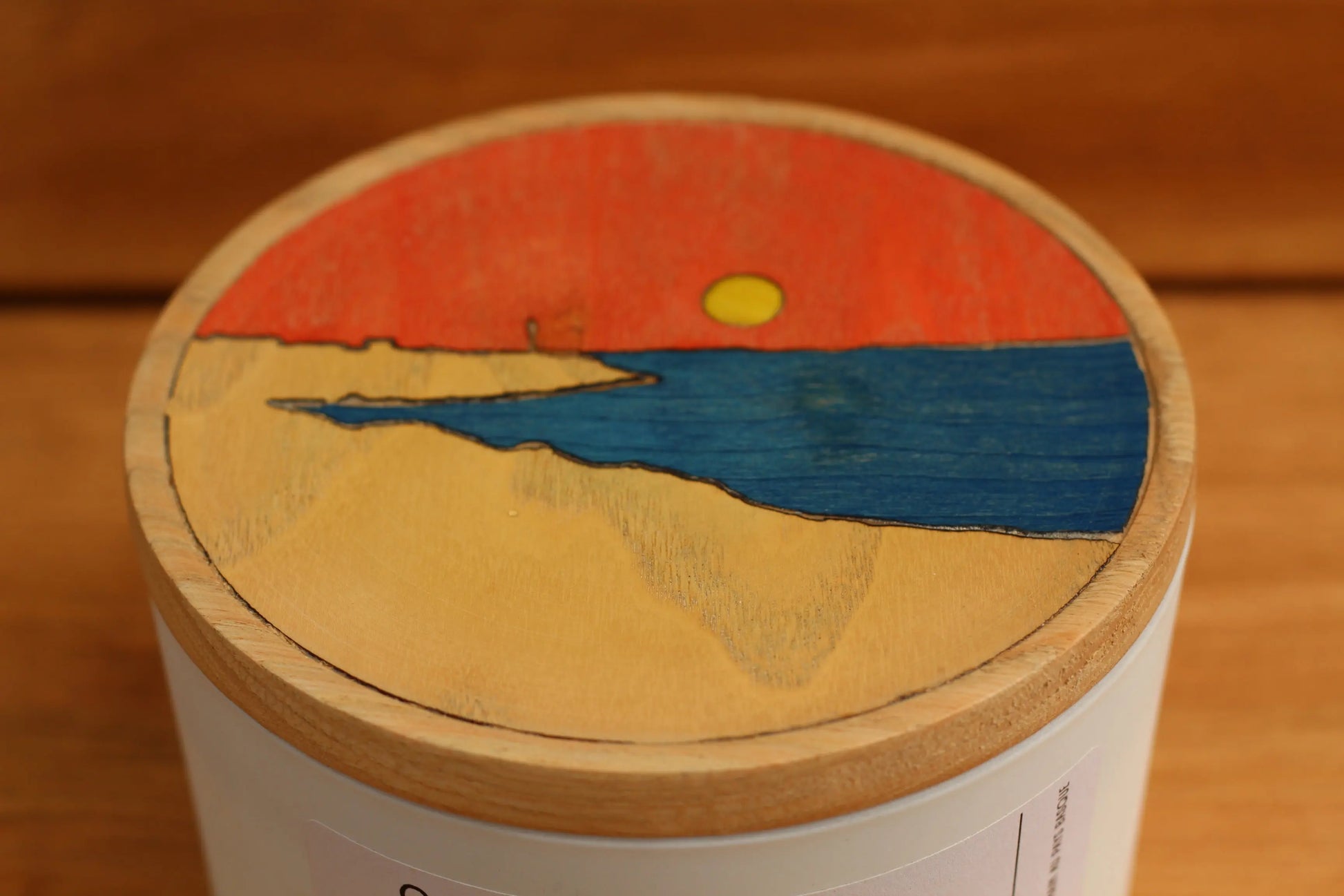 Bougie artisanale parfumée "Plage" avec couvercle en placage bois teinté  - 350 g Sugarra